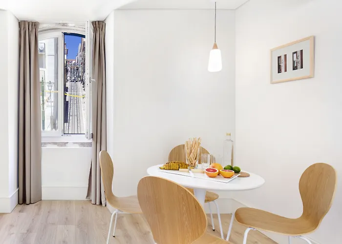 Daire Ascensor Da Bica - Serviced